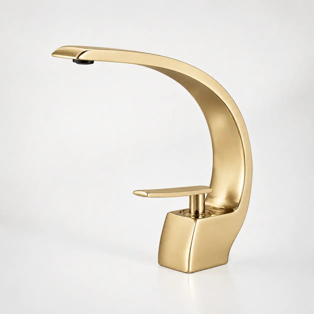Robinet de lavabo design haut de gamme en or brossé, bec cascade courbé avec poignée monocommande élégante.