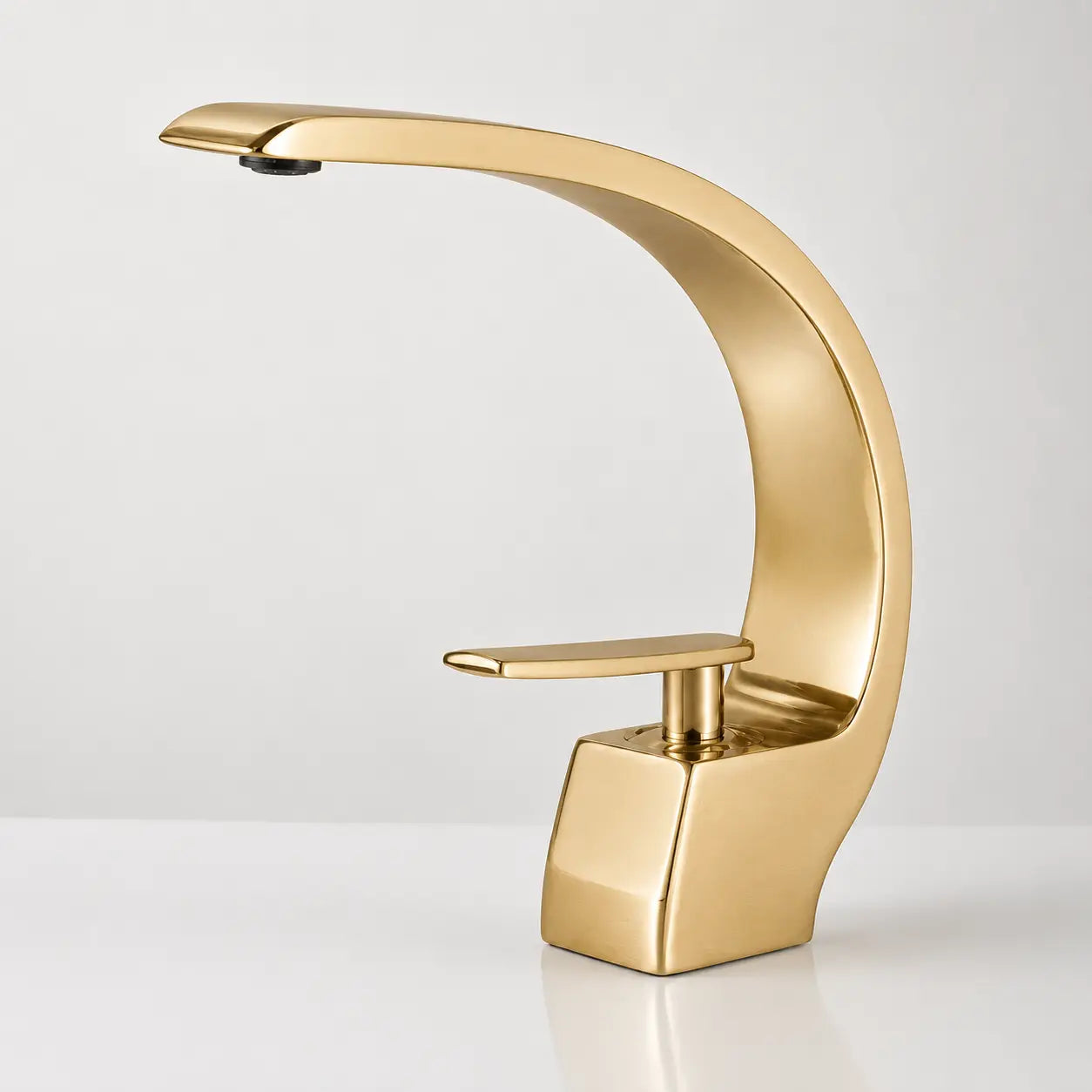 Robinet de lavabo haut de gamme en or brossé, design arqué contemporain avec commande monocommande élégante. Image