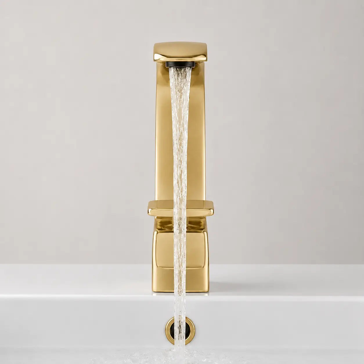 Robinet de lavabo en or brossé vu de face, jet d’eau fluide et design contemporain avec commande monocommande. Image
