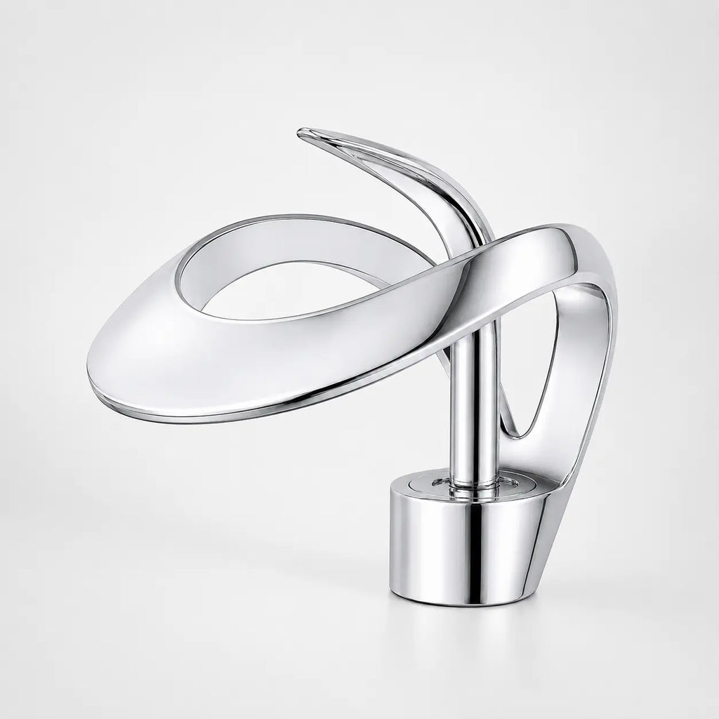 Mitigeur de lavabo chromé en laiton au design sculptural avec bec cascade, idéal pour salle de bain contemporaine