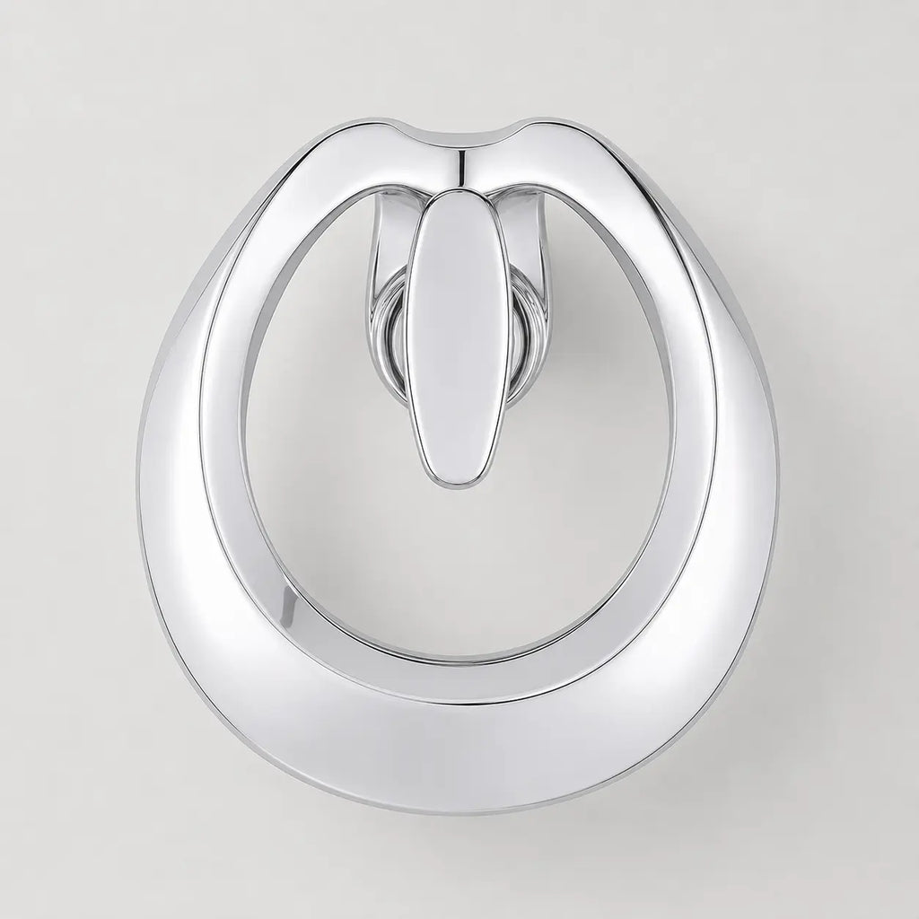 Poignée murale chromée assortie au mitigeur, design ovale sculptural pour salle de bain moderne et élégante