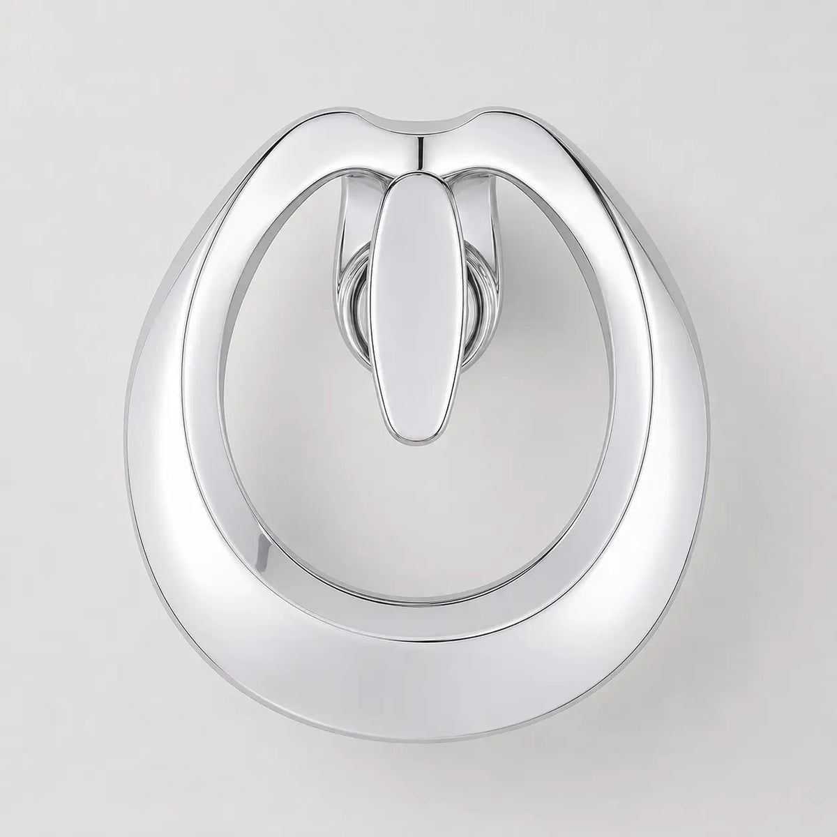 Poignée murale chromée assortie au mitigeur, design ovale sculptural pour salle de bain moderne et élégante