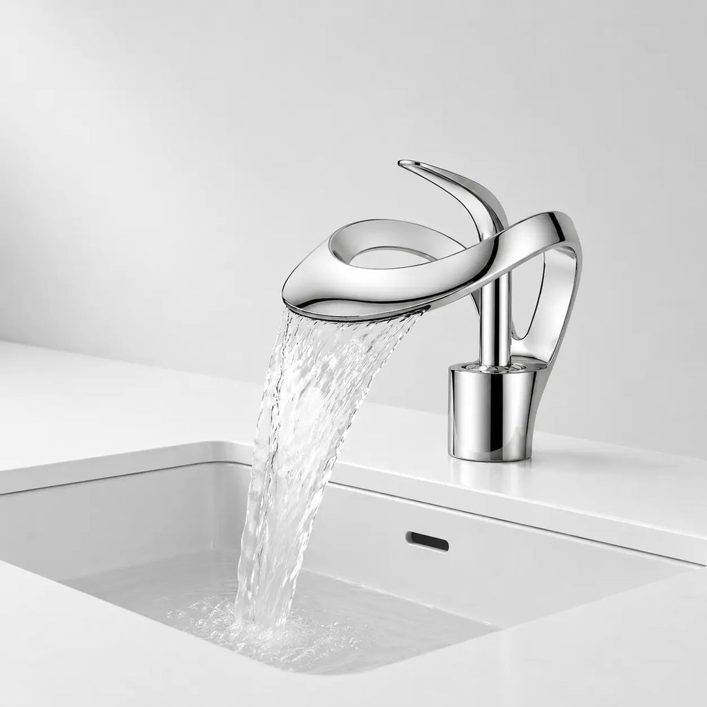 Mitigeur de lavabo chromé en laiton avec écoulement cascade en fonctionnement, design moderne pour salle de bain élégante