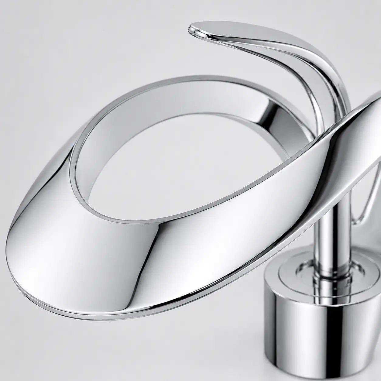 Gros plan du mitigeur de lavabo chromé en laiton, mettant en valeur le bec cascade et le design sculptural moderne Image