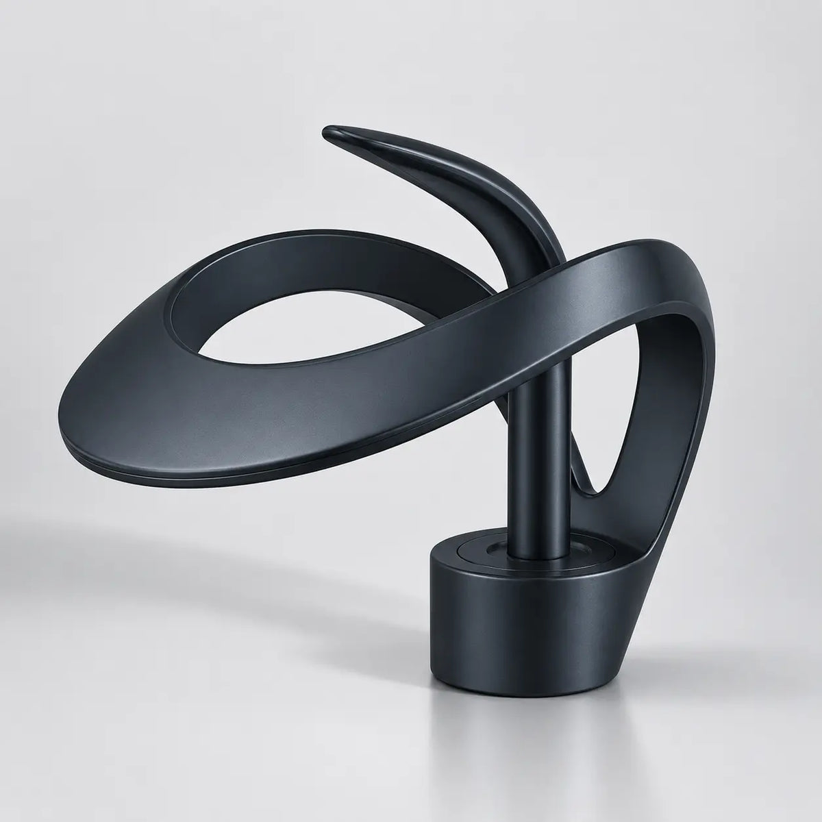  Robinet de lavabo design noir mat en laiton, bec cascade sculptural au style moderne pour salle de bain élégante