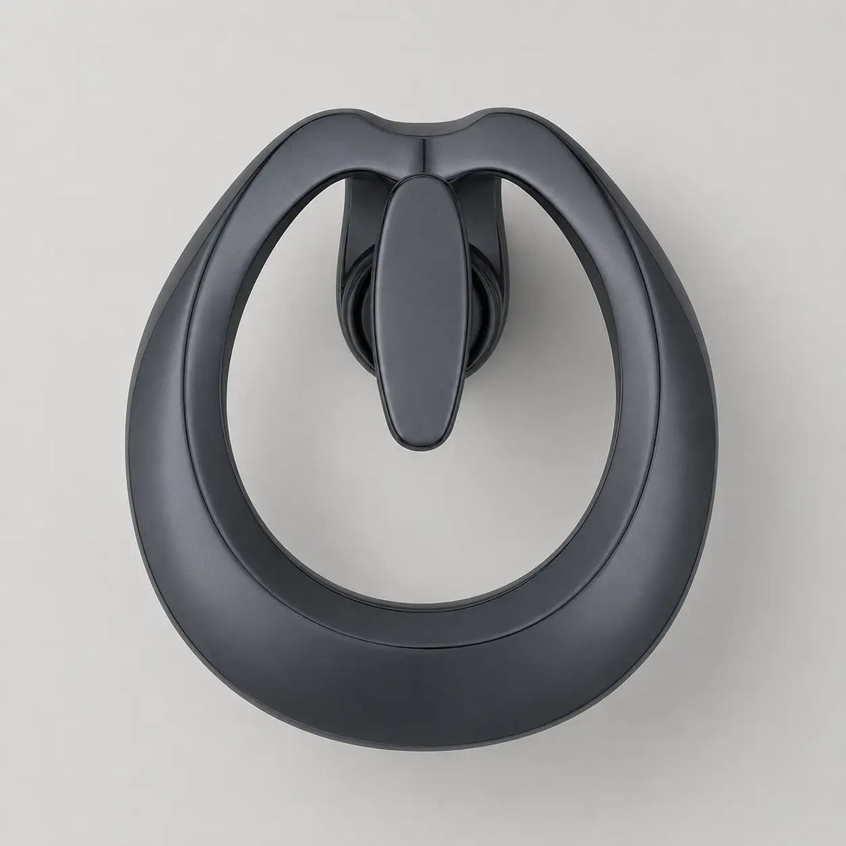 Robinet de lavabo noir mat en laiton, design organique avec bec cascade moderne pour salle de bain contemporaine