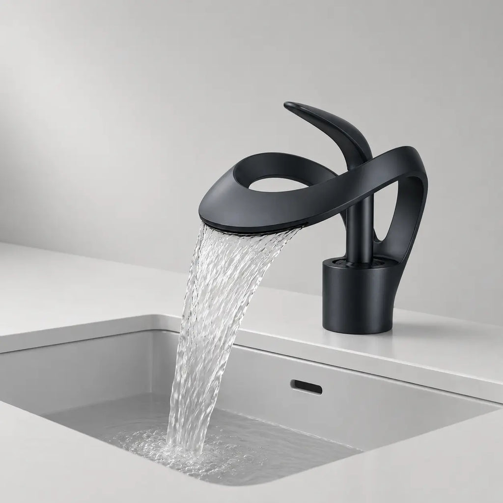 Robinet de lavabo noir mat en laiton avec écoulement cascade, design sculptural moderne pour salle de bain élégante
