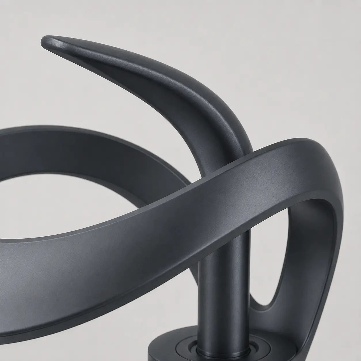 Détail du mitigeur de lavabo noir mat en laiton, poignée ergonomique et design sculptural contemporain Image