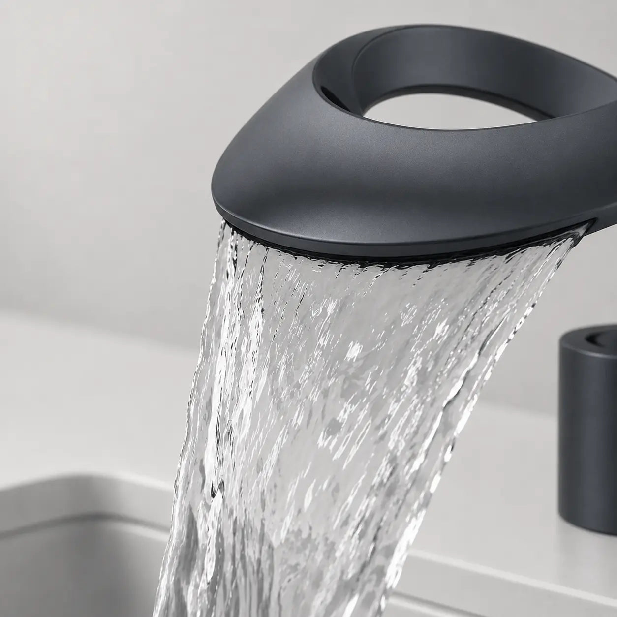  Détail du bec cascade du robinet de lavabo noir mat en laiton, jet d’eau fluide au design contemporain Image