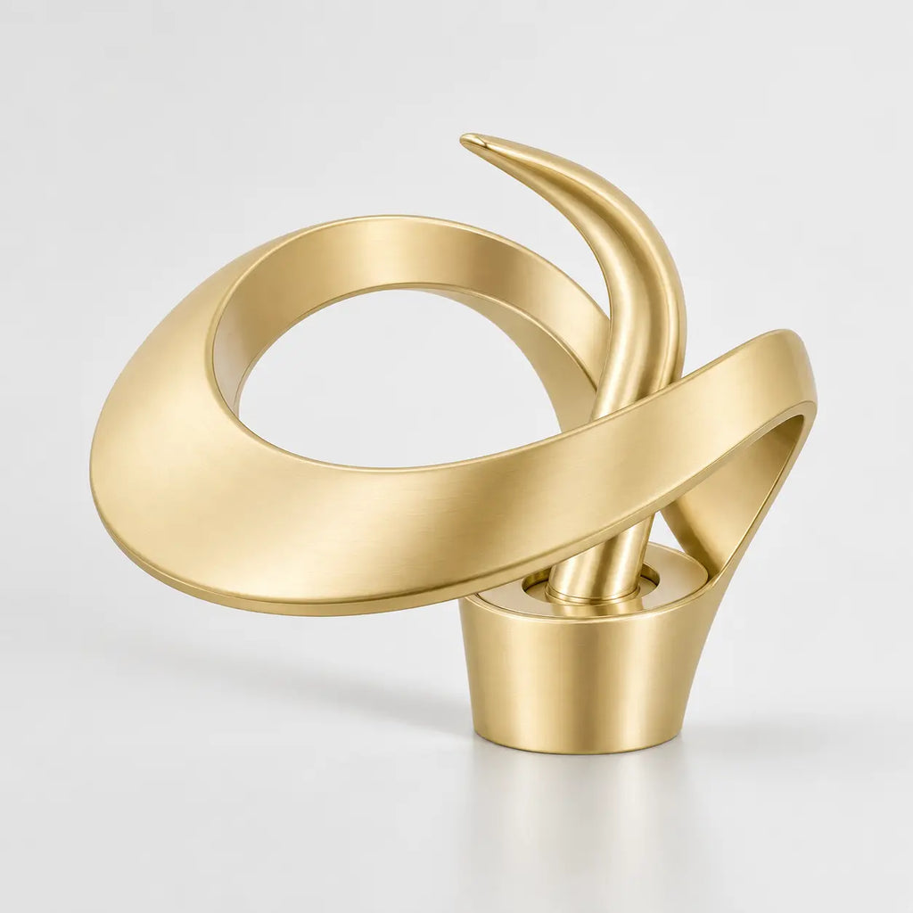 Robinet de lavabo cascade en laiton doré mat, design artistique aux lignes fluides pour salle de bain contemporaine