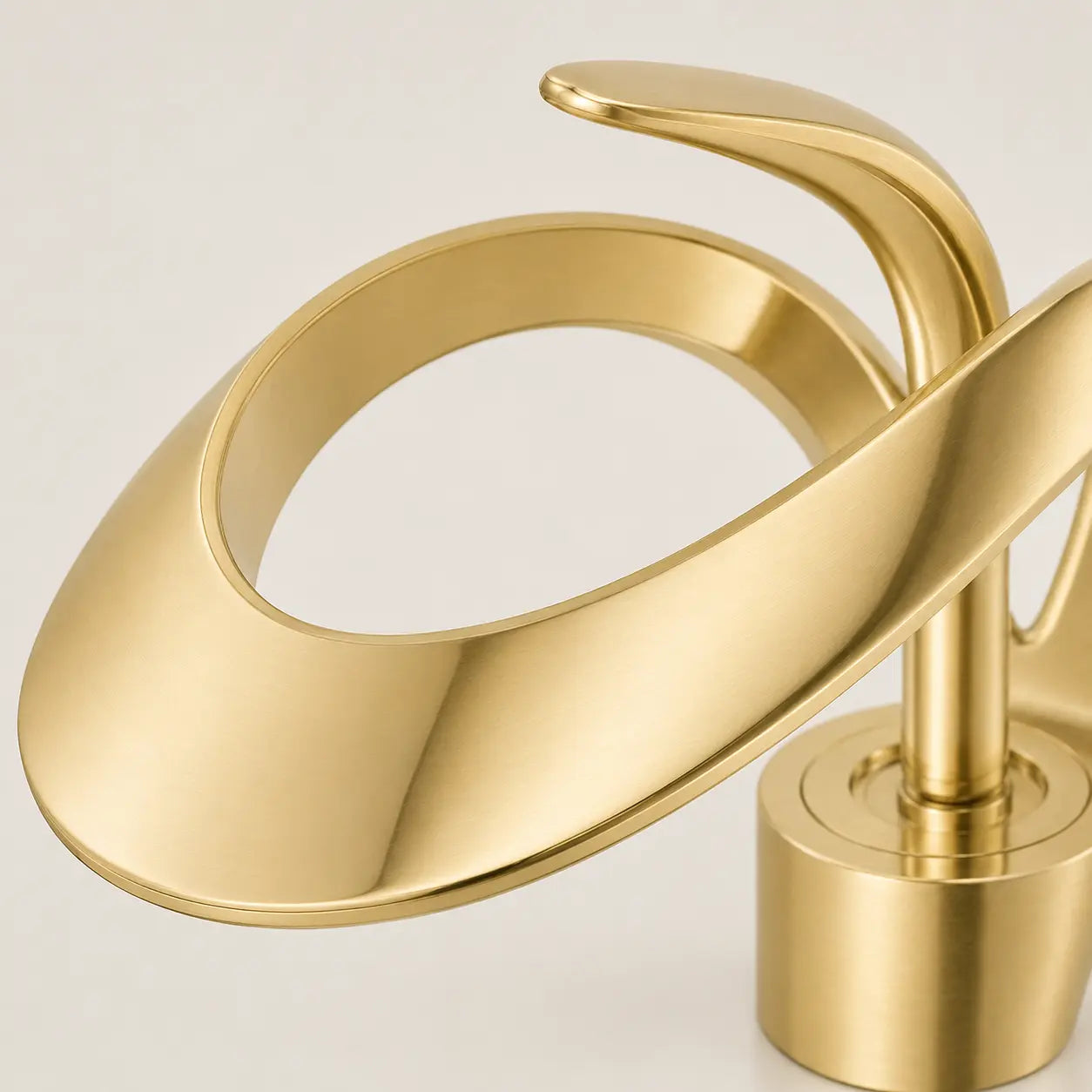  Gros plan sur le robinet de lavabo cascade en laiton doré mat, mettant en valeur son design sculptural aux courbes élégantes Image