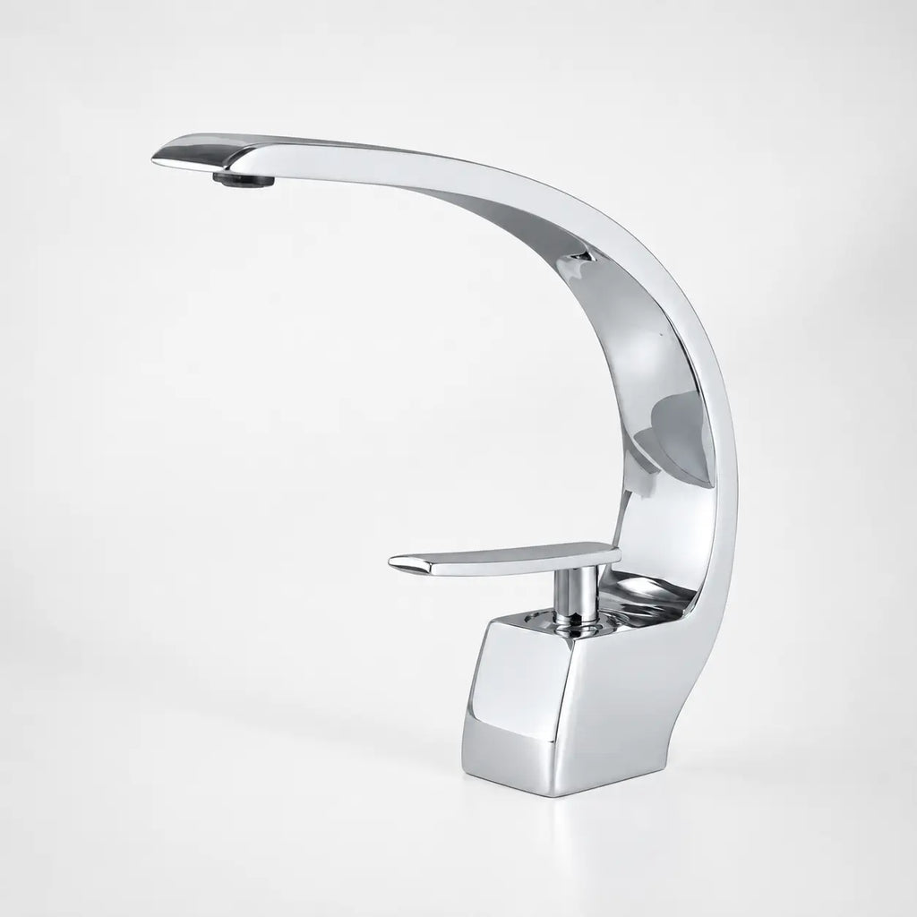 Robinet de lavabo design chromé à bec courbé, mitigeur moderne haut de gamme pour salle de bain élégante.