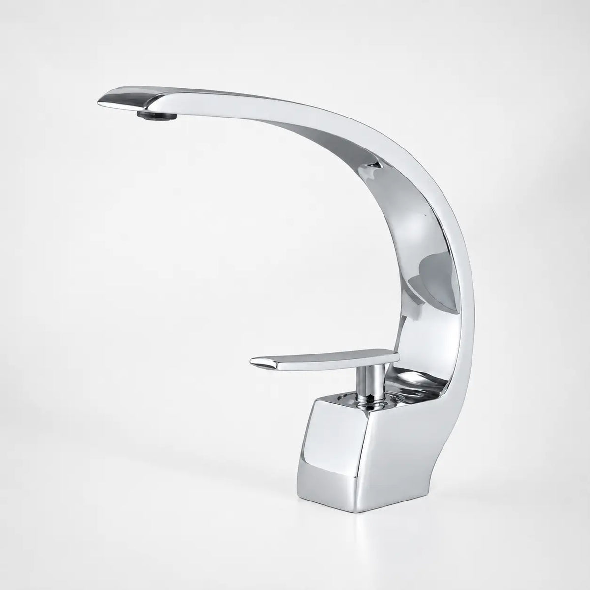 Robinet de lavabo design chromé à bec courbé, mitigeur moderne haut de gamme pour salle de bain élégante.