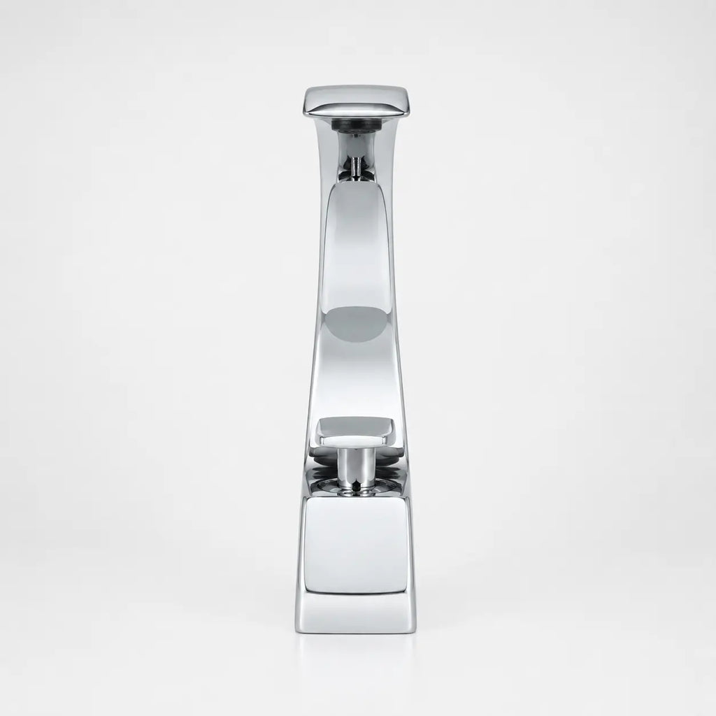 Robinet mitigeur de lavabo chromé au design épuré et vertical, idéal pour une salle de bain moderne et sophistiquée.