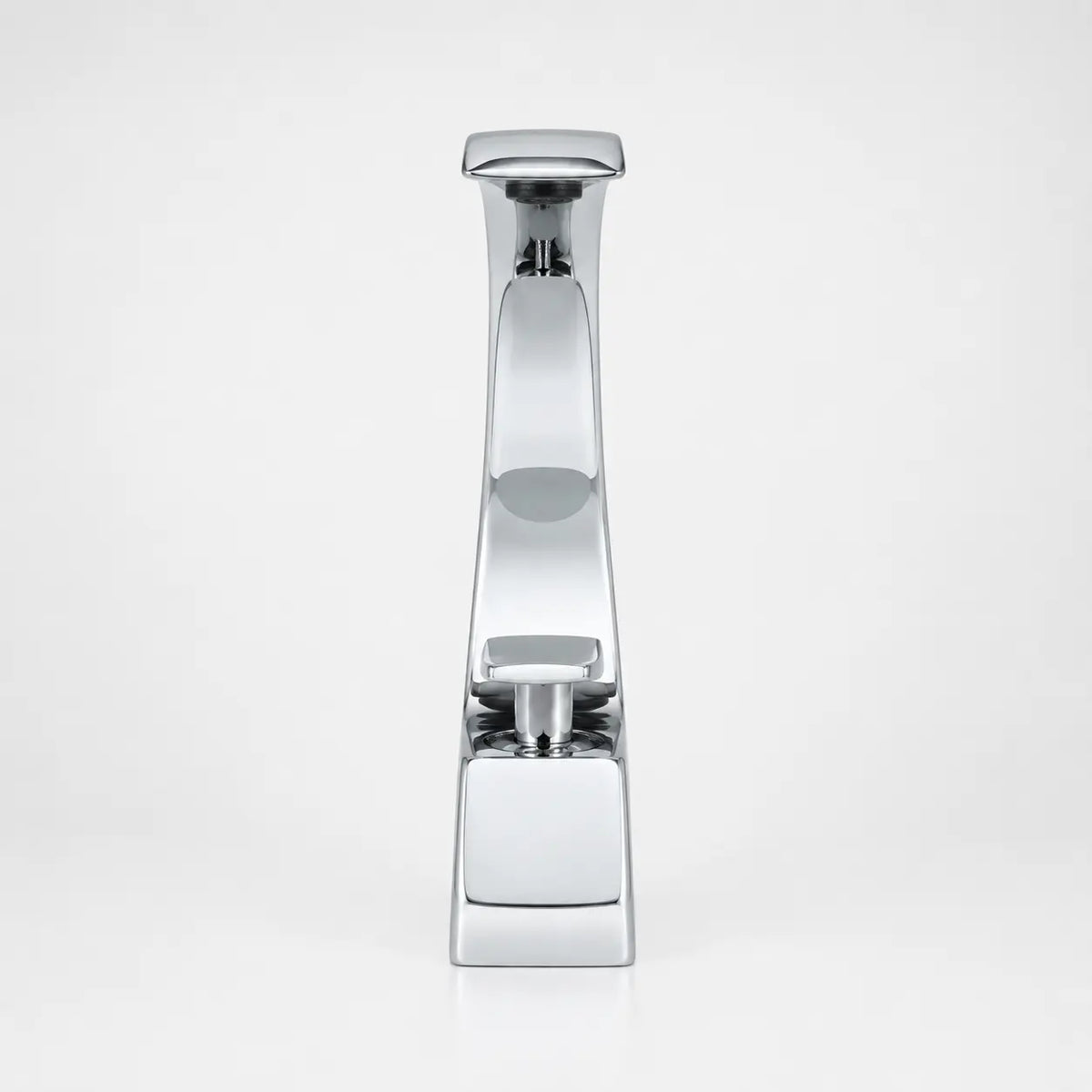 Robinet mitigeur de lavabo chromé au design épuré et vertical, idéal pour une salle de bain moderne et sophistiquée.