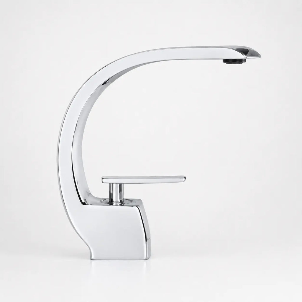 Robinet mitigeur de lavabo chromé au design épuré et vertical, idéal pour une salle de bain moderne et sophistiquée.