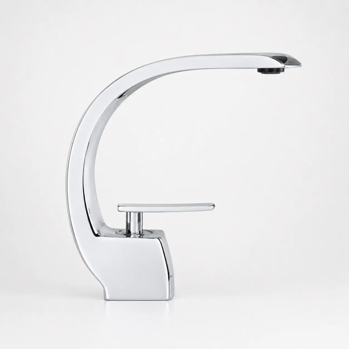 Robinet mitigeur de lavabo chromé au design épuré et vertical, idéal pour une salle de bain moderne et sophistiquée.