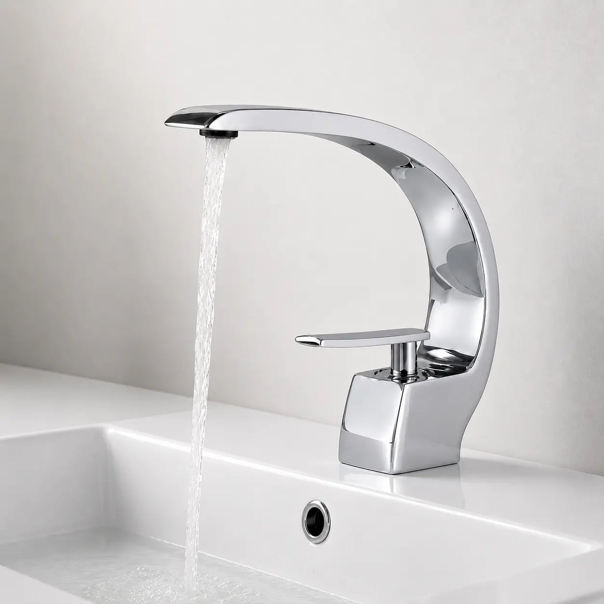  Robinet mitigeur de lavabo chromé en fonctionnement, design courbé moderne avec jet d’eau fluide pour salle de bain élégante.