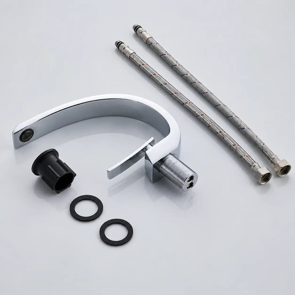 Kit robinet de lavabo chromé avec flexibles de raccordement et joints, montrant les accessoires d’installation complets.