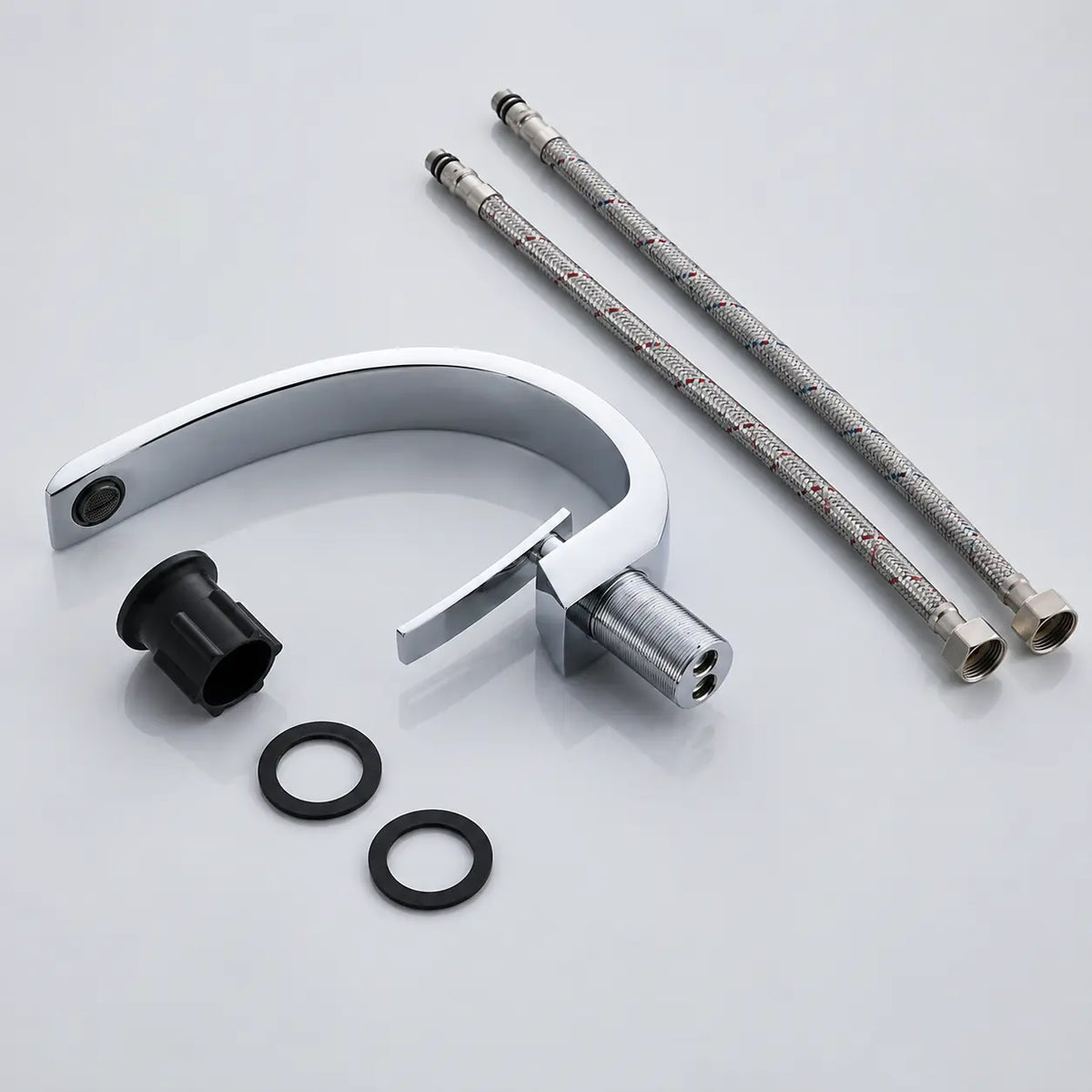 Kit robinet de lavabo chromé avec flexibles de raccordement et joints, montrant les accessoires d’installation complets.