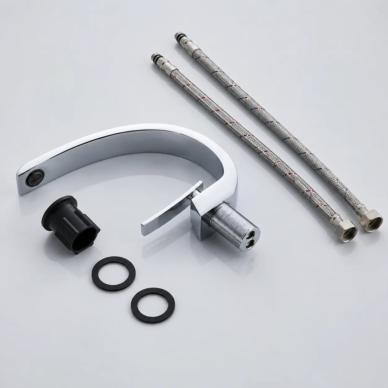 Kit robinet de lavabo chromé avec flexibles de raccordement et joints, montrant les accessoires d’installation complets. Image
