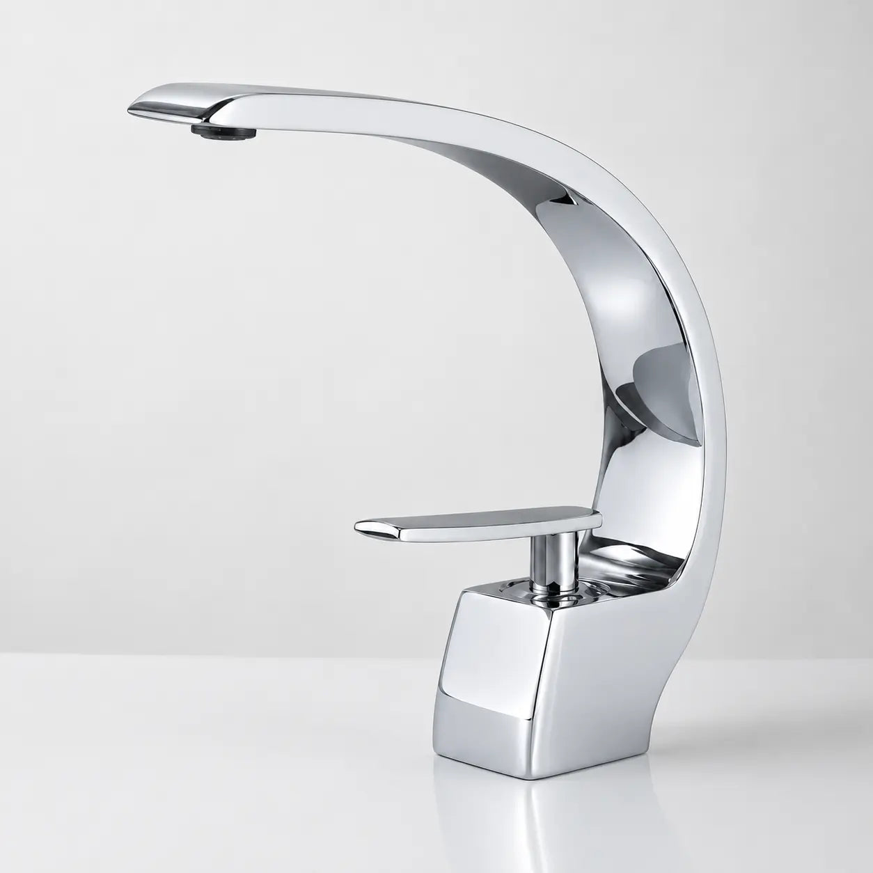  Robinet mitigeur de lavabo chromé au design incurvé moderne, finition brillante pour salle de bain élégante et contemporaine. Image