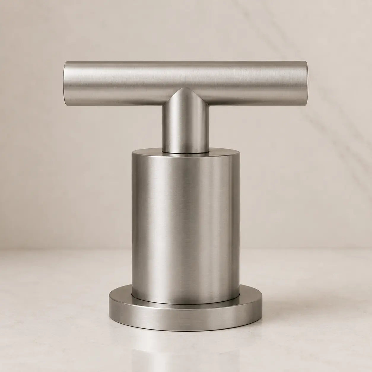Gros plan sur poignée de robinet en acier inoxydable brossé au design cylindrique moderne pour lavabo contemporain Image