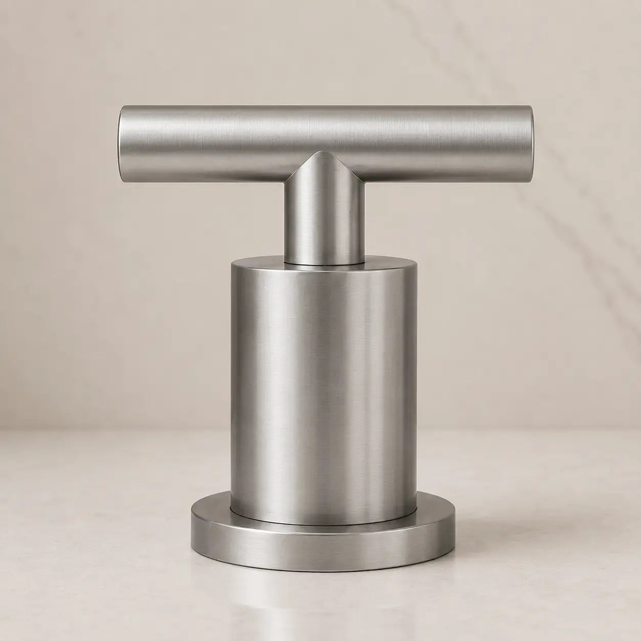 Poignée de robinet cylindrique en acier inoxydable brossé avec commande en T au design moderne et minimaliste Image