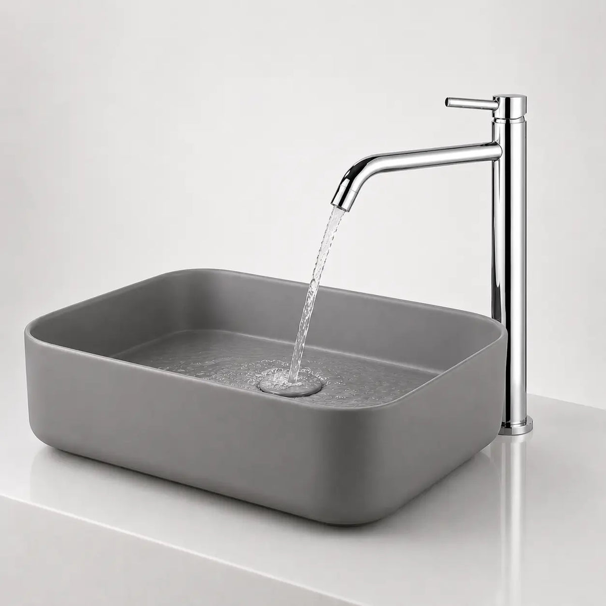 Robinet mitigeur haut chromé pour vasque, design minimaliste avec bec allongé, installé sur lavabo moderne rectangulaire