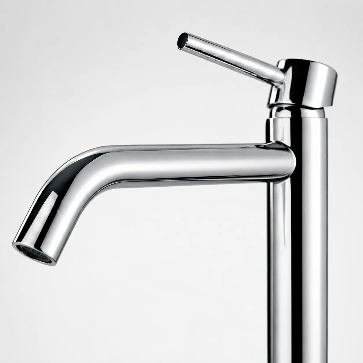 Gros plan sur un robinet mitigeur chromé pour vasque, design minimaliste avec bec incurvé et levier de commande fin Image