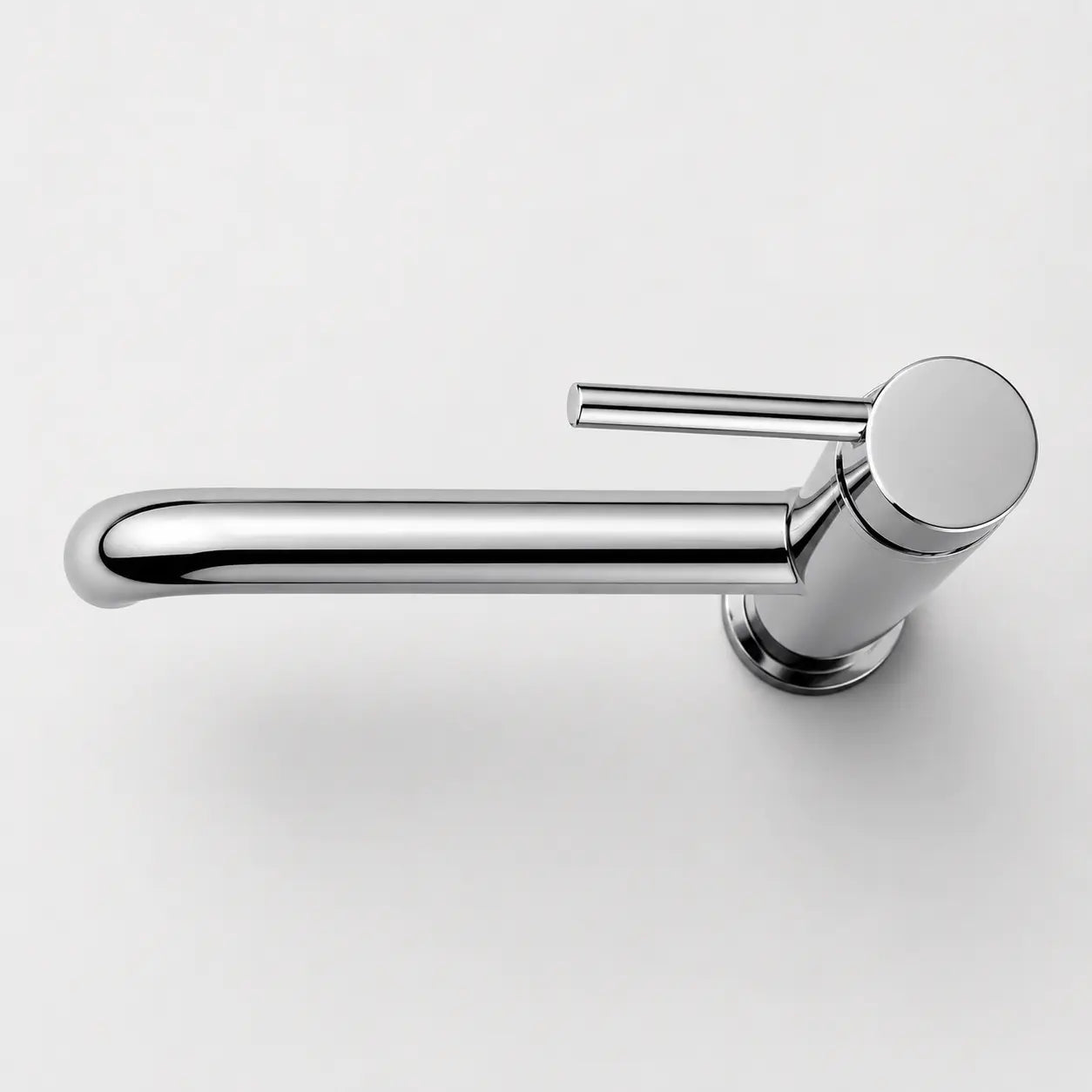 Vue supérieure d’un robinet mitigeur chromé pour vasque, design cylindrique minimaliste avec bec allongé et levier fin Image