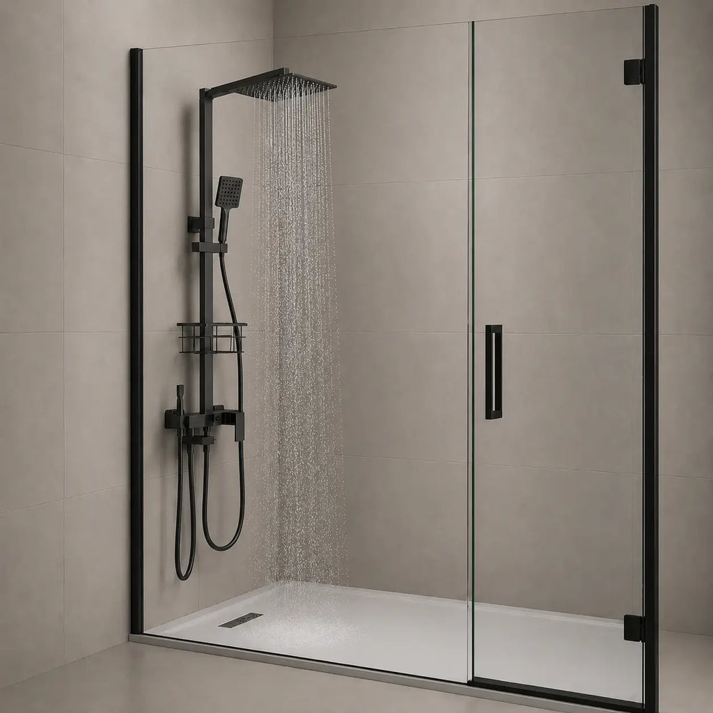 Colonne de douche noir mat avec pommeau pluie carré en fonctionnement, douchette à main et tablette intégrée