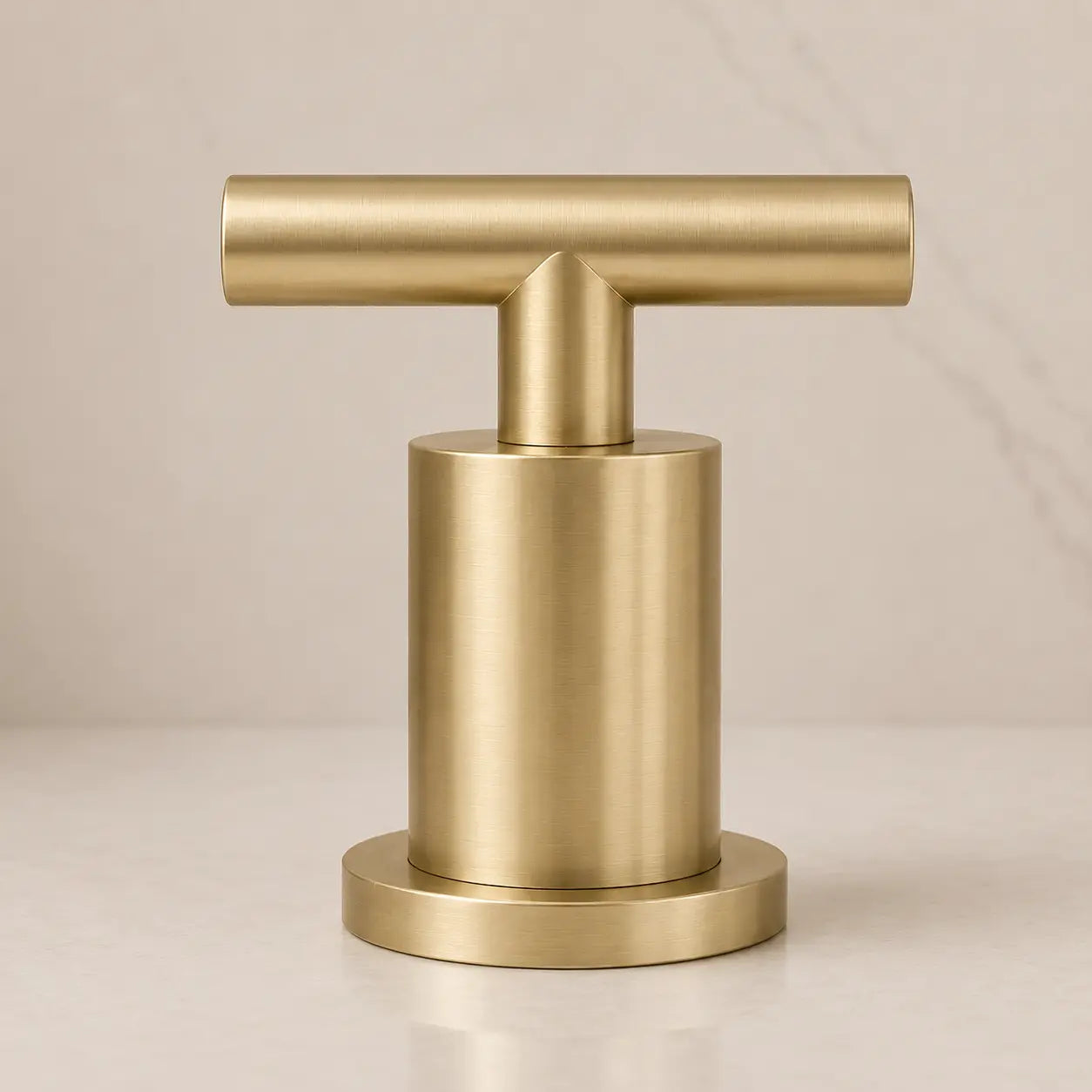 Poignée de robinet en laiton brossé doré au design cylindrique moderne pour lavabo de salle de bain Image